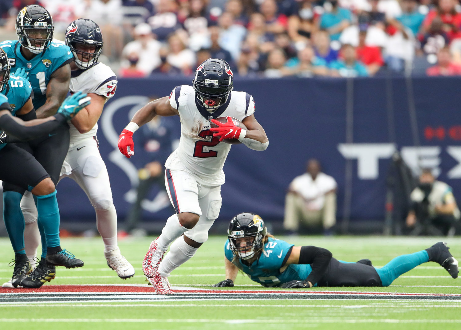 Houston Texans running back Mark Ingram (2) carries the ball during the second half of an NFL game between the Houston Texans and the Jacksonville Jaguars on September 12, 2021 in Houston, Texas.