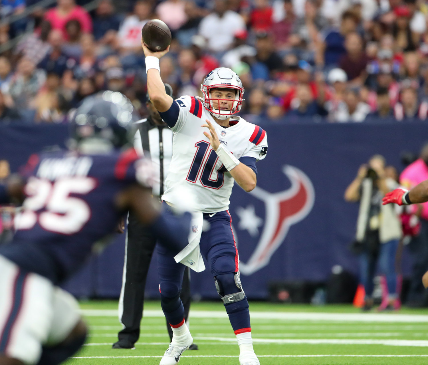 New England Patriots quarterback Mac Jones (10) passes the ball during an NFL game between Houston and New England on October 10, 2021 in Houston, Texas. The Patriots won 25-22.