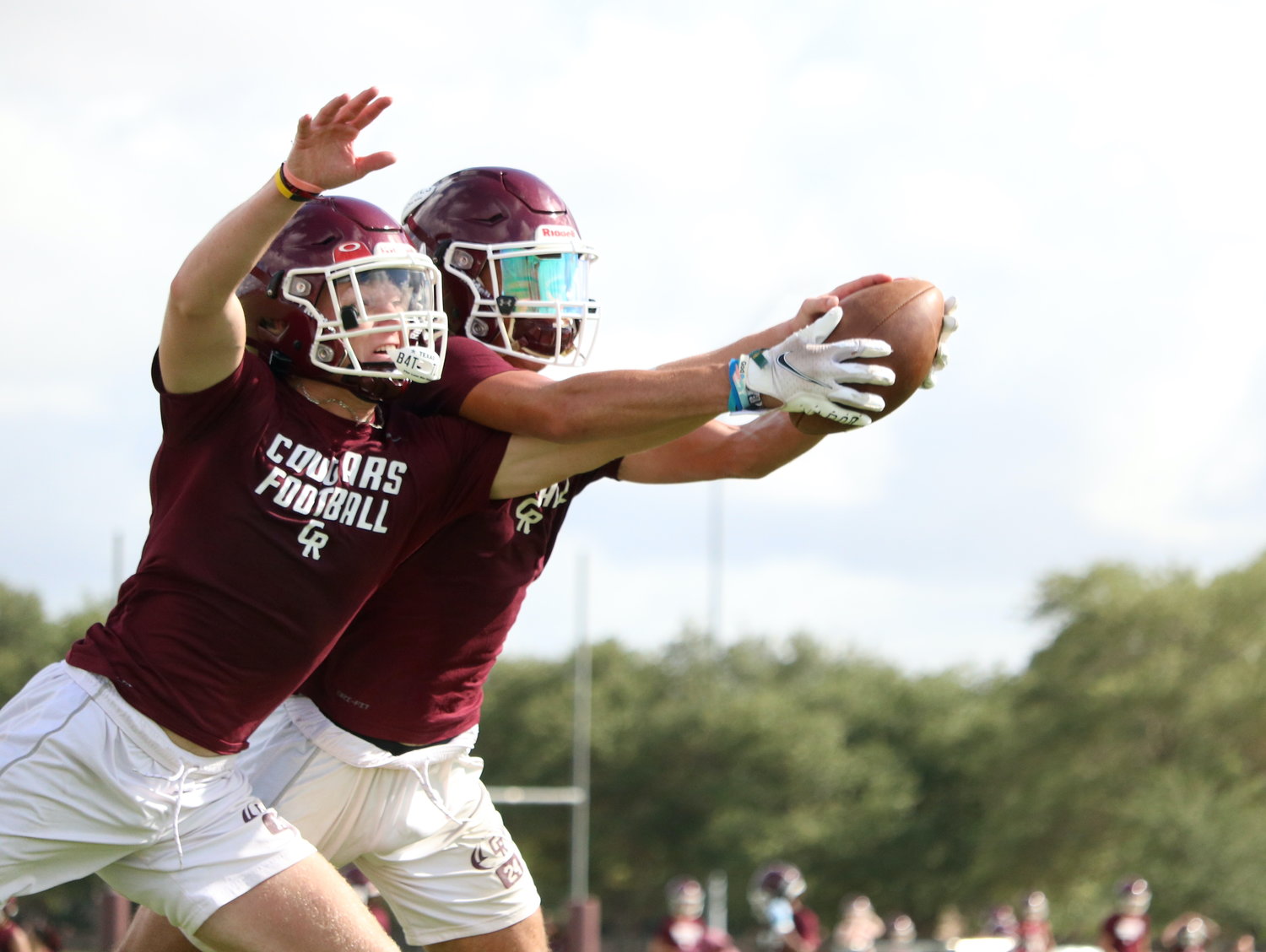 Yetxiel Perez-Gilbes knocks a pass away from a receiver during Monday’s Cinco Ranch practice.