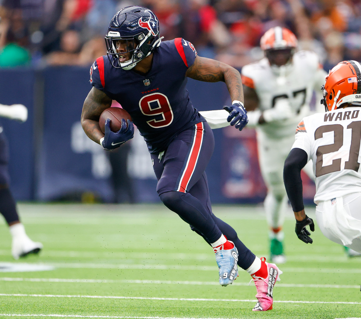 Houston Texans tight end Brevin Jordan (9) carries the ball after a catch during an NFL game between the Houston Texans and the Cleveland Browns on Dec. 4, 2022, in Houston. The Browns won, 27-14.