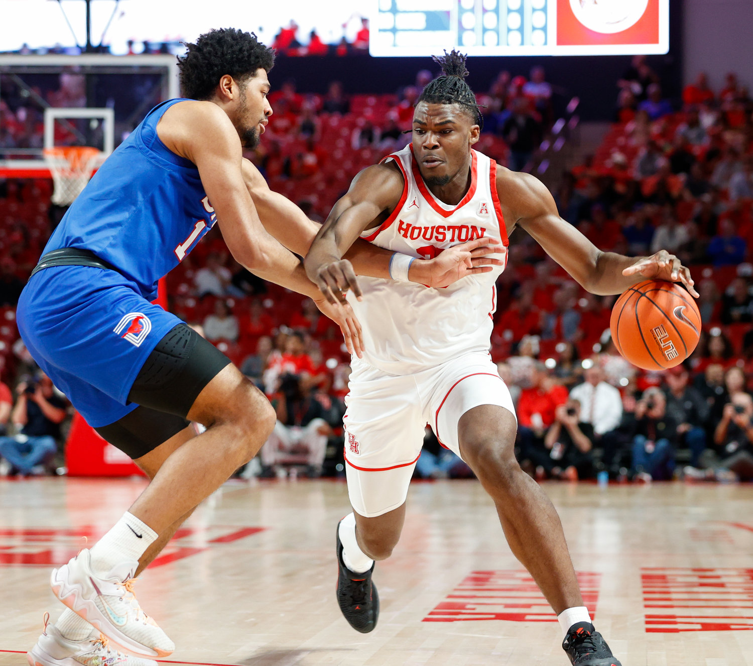 Houston forward Jarace Walker (25) moves the ball against SMU center Mo Njie (13) during an NCAA men’s basketball game between the Houston Cougars and the Southern Methodist Mustangs on Jan. 5, 2023 in Houston. Houston won, 87-53,