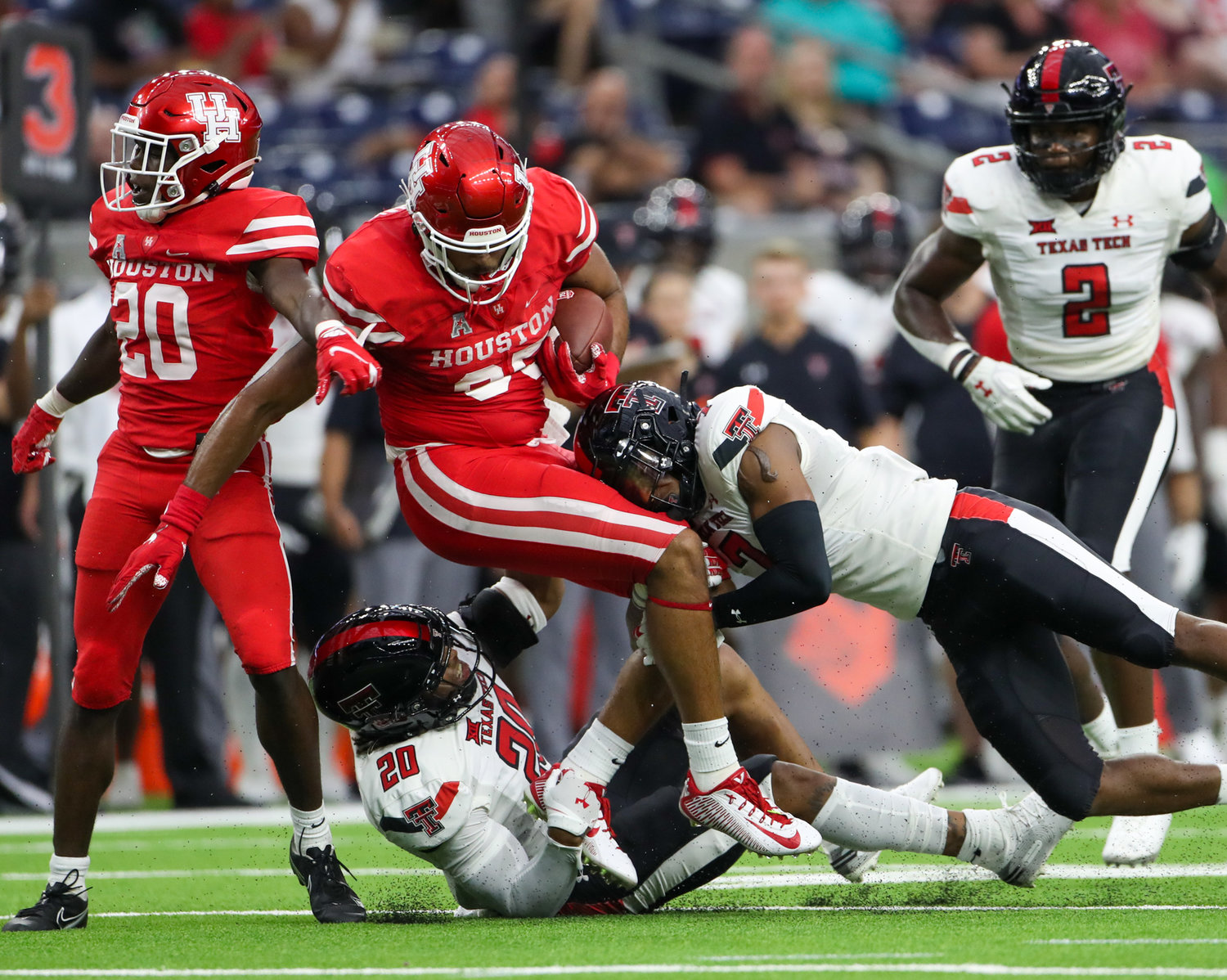 Houston Cougars tight end Christian Trahan (85) carries the ball during an NCAA football game between Houston and Texas Tech on September 4, 2021 in Houston, Texas.