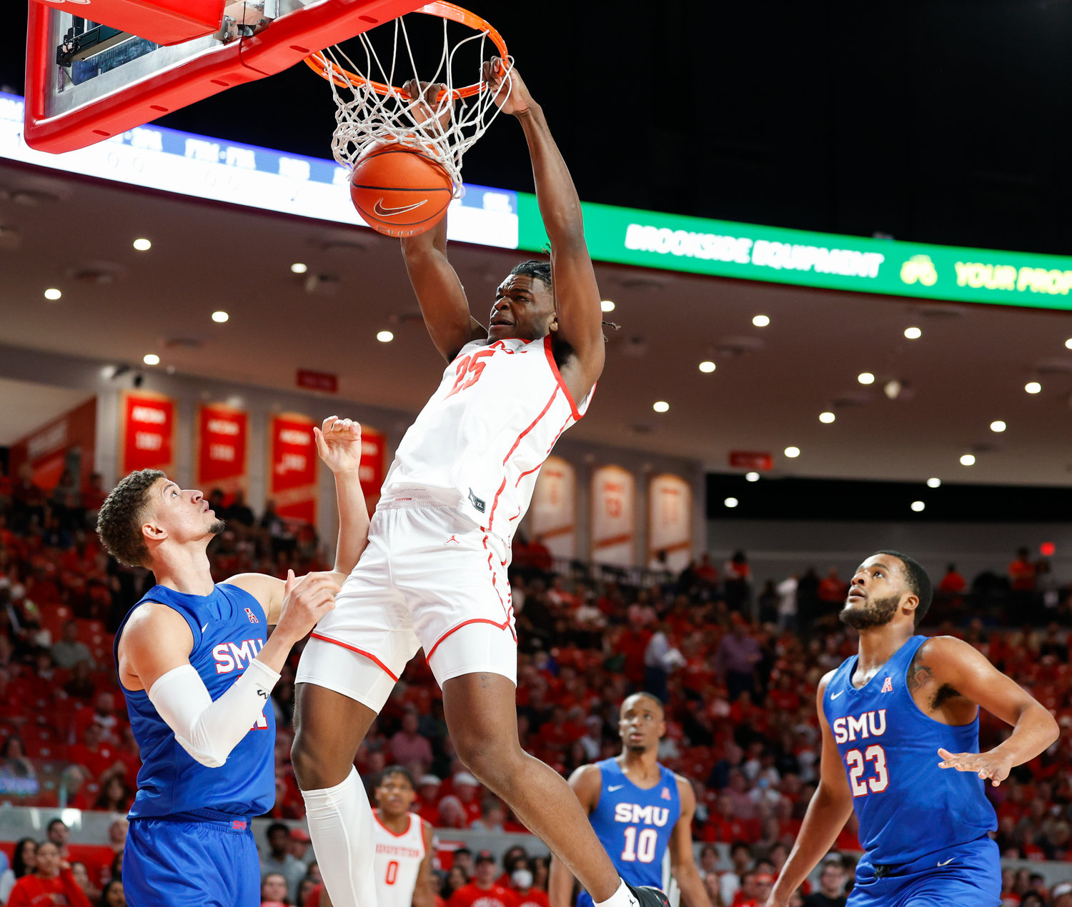 Houston forward Jarace Walker (25) dunks the ball during an NCAA men’s basketball game between the Houston Cougars and the Southern Methodist Mustangs on Jan. 5, 2023 in Houston. Houston won, 87-53,