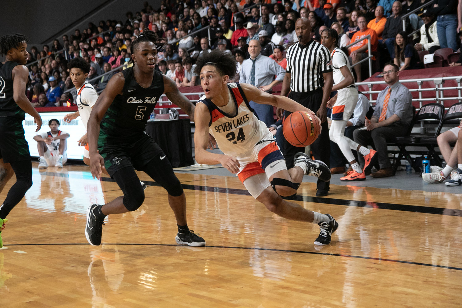AJ Bates gets past a defender during a Class 6A Regional Semifinal between Seven Lakes and Clear Falls at the M.O. Campbell Center in Aldine.